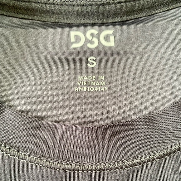 DSG Women's Run Long Sleeve
Shirt - EUC - with thumb holes - Picture 3 of 7